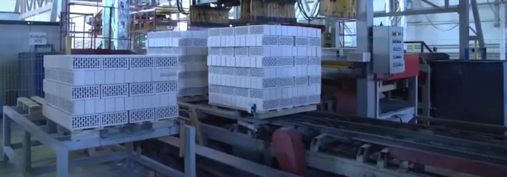  Содержание пластичных глин в сырье может достигать 65-70%, что обеспечивает превосходную формуемость. Содержание оксидов железа, придающих кирпичу насыщенный красный цвет, колеблется в пределах 5-8%.