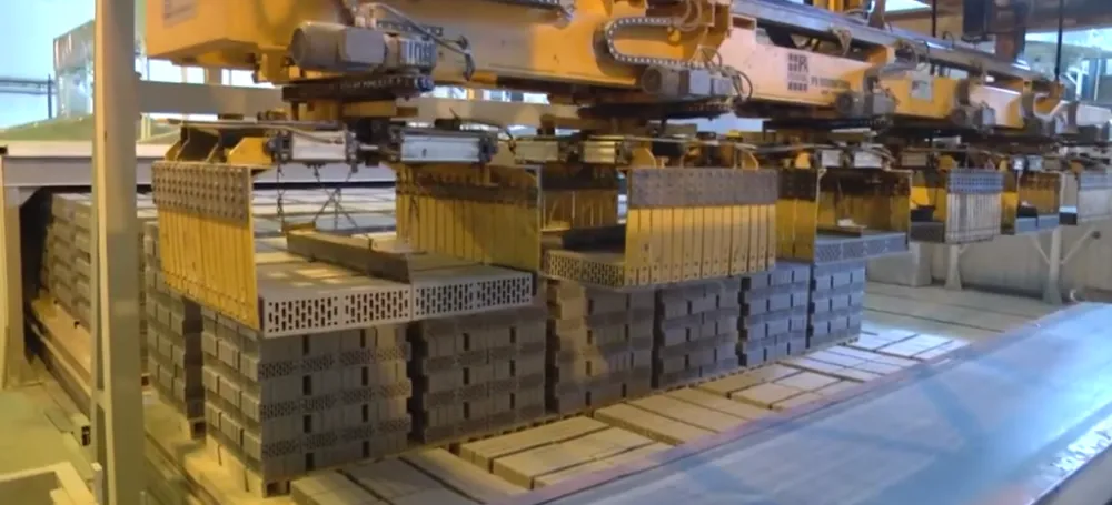 Завод располагает собственными месторождениями высококачественной глины. Эта глина обладает оптимальным минеральным и химическим составом, что является фундаментом для производства кирпича с превосходными характеристиками.