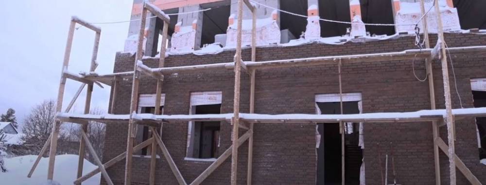 Строительство кирпичного дома зимой. Специалисты компании "МОСБЛОК" рассказывают как правильно класть кирпичную кладку зимой 